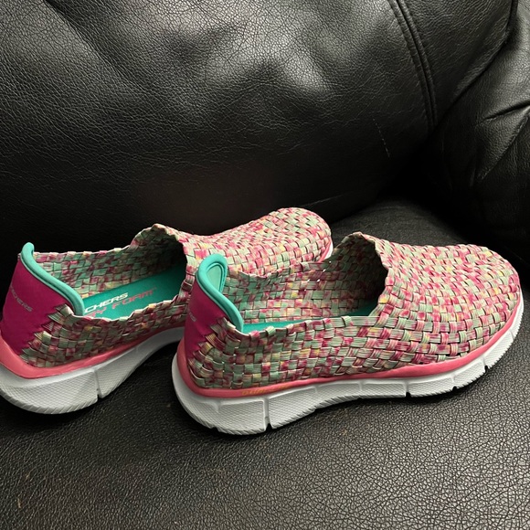 Woman’s size 7 sketchers memory foam shoes - Picture 5 of 6
